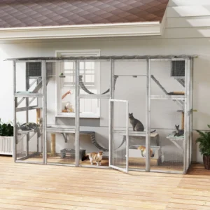 Grand Catio extérieur avec appartements, plateformes, portes, échelles, toit résistant aux intempéries.