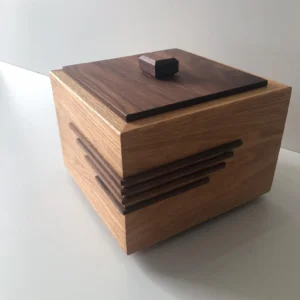 Urnes commémoratives artisanales, en bois, chêne et noyer.