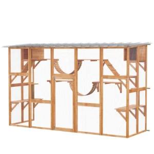 Grand Catio extérieur avec appartements, plateformes, portes, échelles, toit résistant aux intempéries.