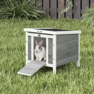 Clapier en bois pour lapins avec toit en asphalte étanche.