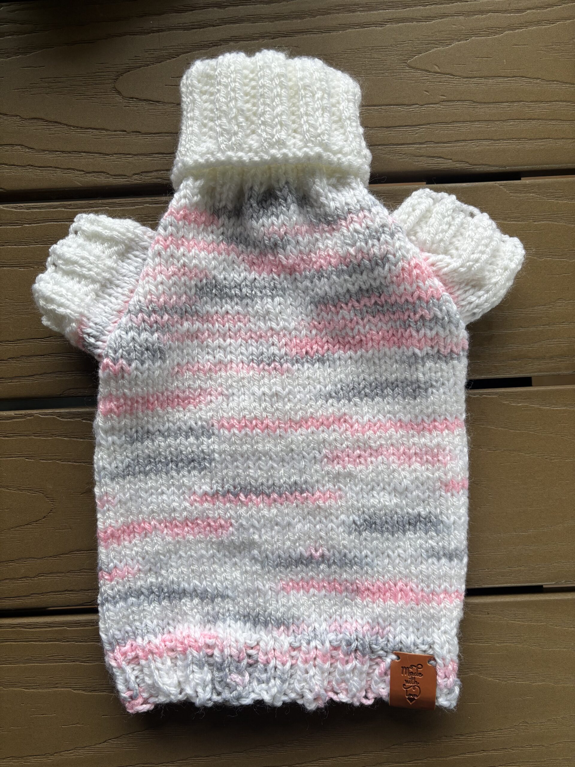 Chandail tricoté à la main avec manches pour chien et chat / Hand‑Knitted Sweater with Sleeves for Dogs and Cats