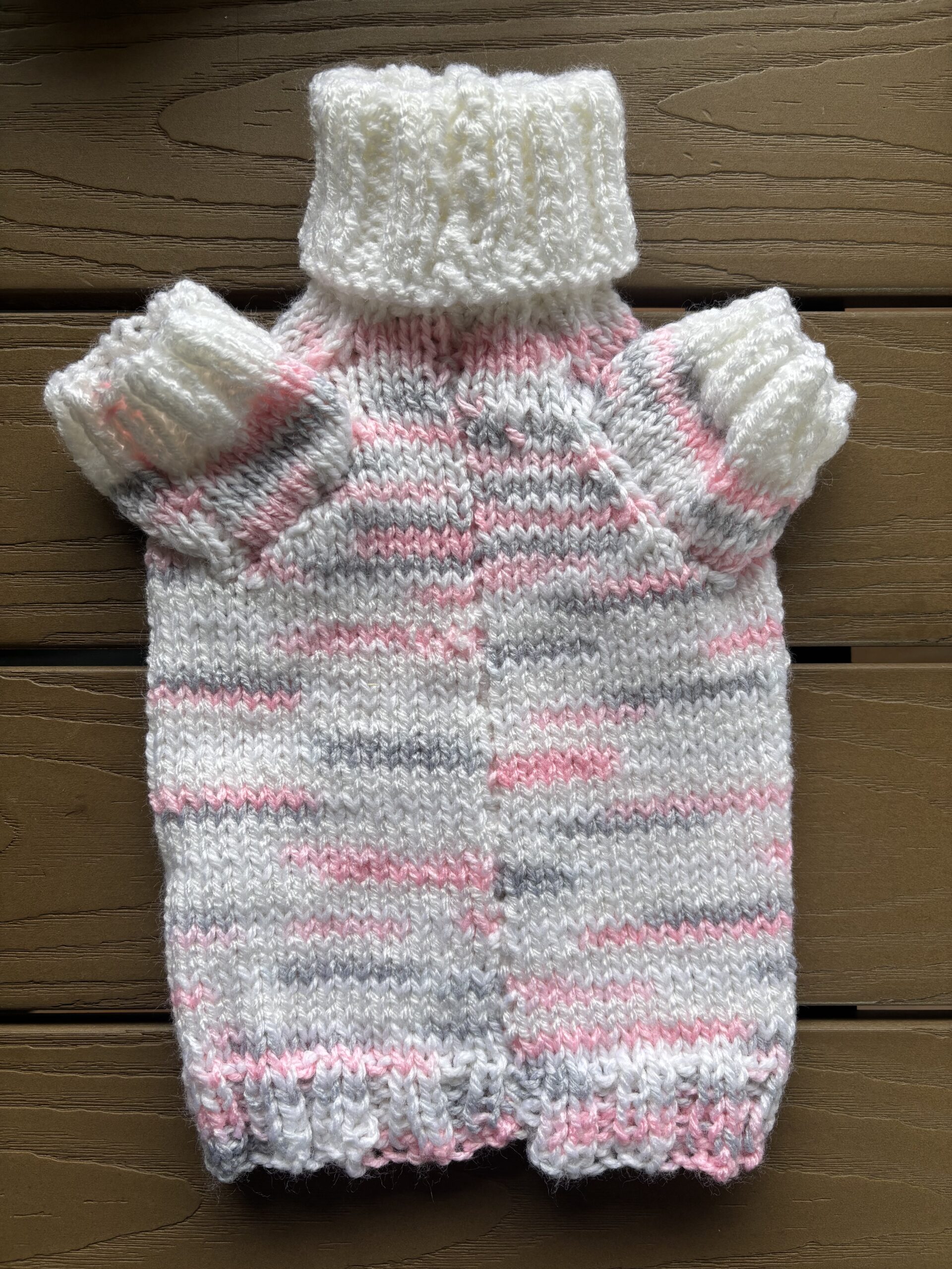 Chandail tricoté à la main avec manches pour chien et chat / Hand‑Knitted Sweater with Sleeves for Dogs and Cats – Image 2