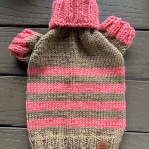 Chandail tricoté à la main avec manches pour chien et chat / Hand‑Knitted Sweater with Sleeves for Dogs and Cats