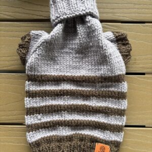 Chandail tricoté à la main avec manches pour chien et chat / Hand‑Knitted Sweater with Sleeves for Dogs and Cats