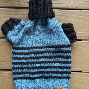 Chandail tricoté à la main avec manches pour chien et chat / Hand‑Knitted Sweater with Sleeves for Dogs and Cats