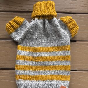Chandail tricoté à la main avec manches pour chien et chat / Hand‑Knitted Sweater with Sleeves for Dogs and Cats
