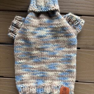Chandail tricoté à la main avec manches pour chien et chat / Hand‑Knitted Sweater with Sleeves for Dogs and Cats