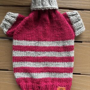 Chandail tricoté à la main avec manches pour chien et chat / Hand‑Knitted Sweater with Sleeves for Dogs and Cats