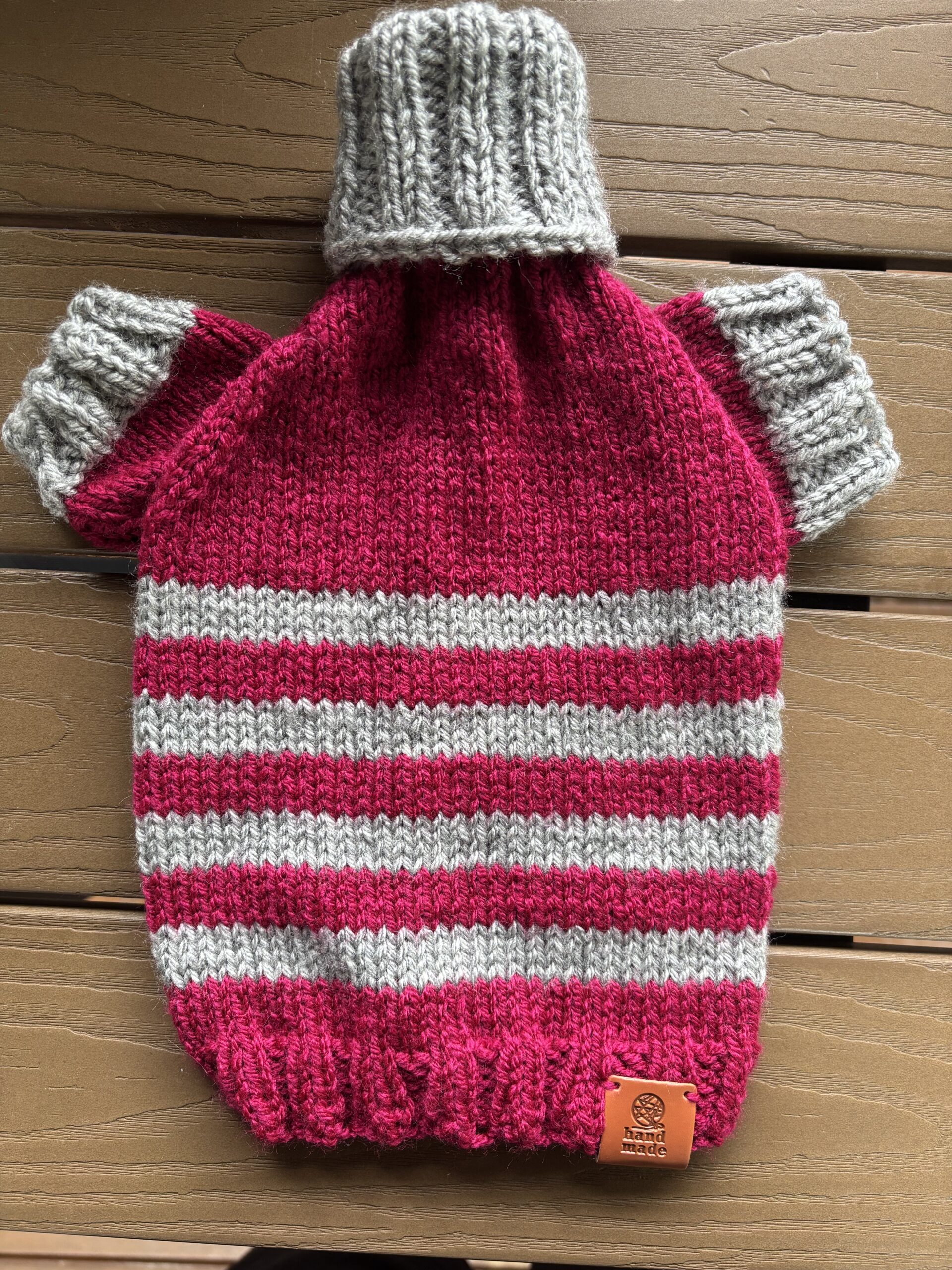Chandail tricoté à la main avec manches pour chien et chat / Hand‑Knitted Sweater with Sleeves for Dogs and Cats
