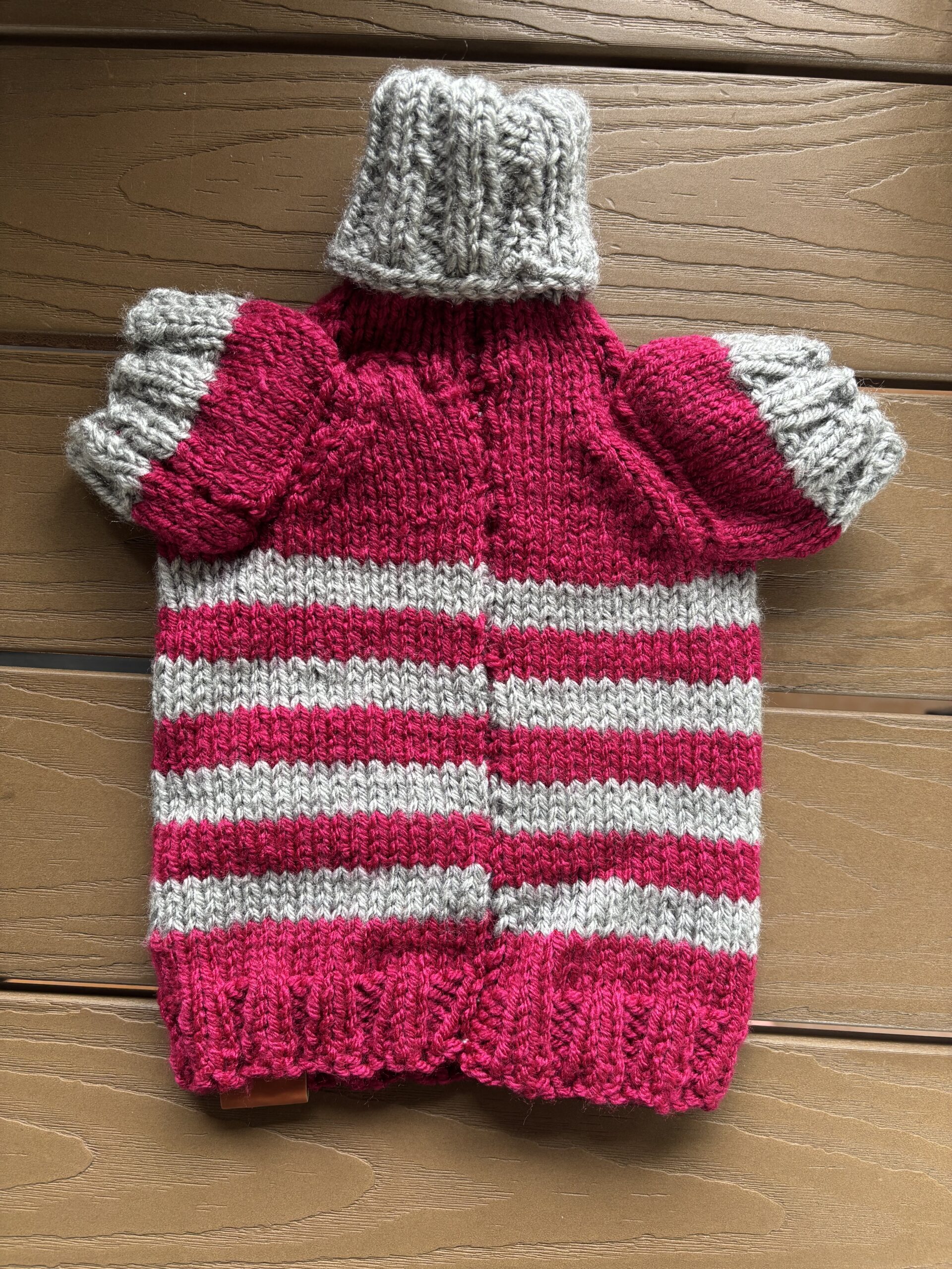 Chandail tricoté à la main avec manches pour chien et chat / Hand‑Knitted Sweater with Sleeves for Dogs and Cats – Image 2