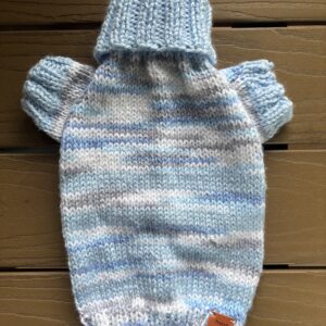 Chandail tricoté à la main avec manches pour chien et chat / Hand‑Knitted Sweater with Sleeves for Dogs and Cats