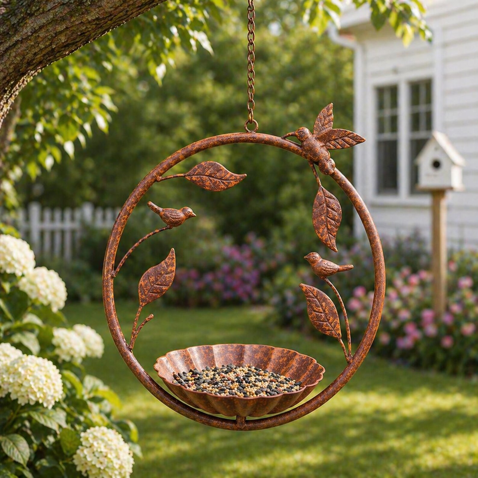 Mangeoire à oiseaux suspendue en métal rustique / Rustic Metal Hanging Bird Feeder, Outdoor Garden Decor. – Image 2