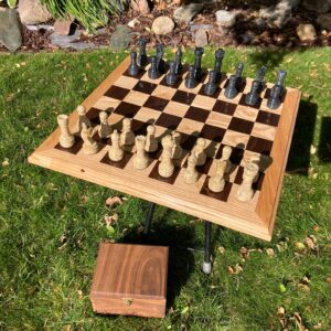 Échiquier avec joueurs de billes  /  Chess Board with Marble