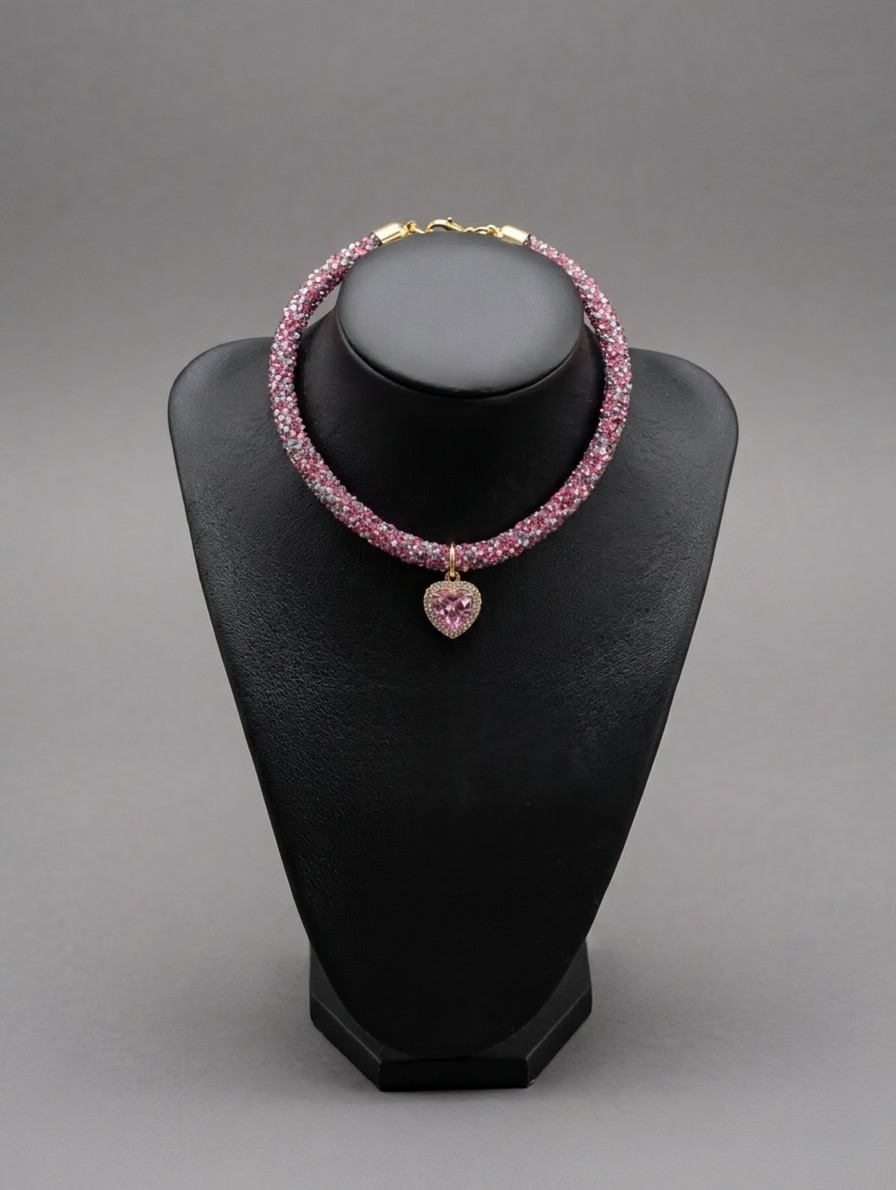 Le collier « Reine de cœur » / Queen of Hearts Necklace – Image 3