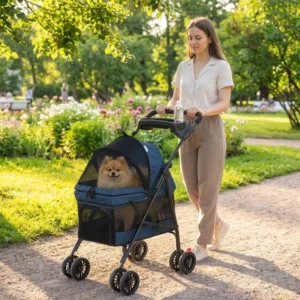 Poussette pliante pour petits chiens et chats avec 4 roues, fenêtres en maille, frein, coussinet amovible et  plateau de rangement.