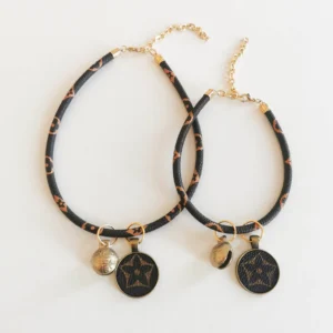 Collier à motif floral à 5 pétales